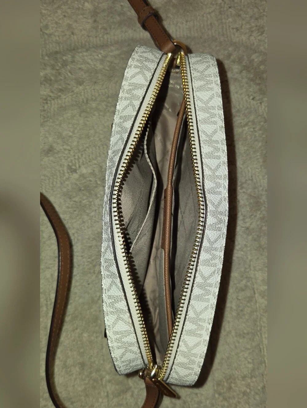 Jet Set Logo Crossbody Bag In Vanilla